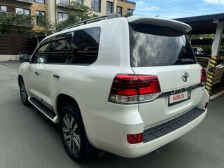 2015 Toyota Land Cruiser 200 Series Рестайлинг 2, белый, 6750000 рублей, вид 3