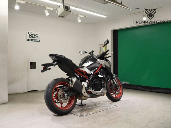2023 Kawasaki Z 900, серый, 1095000 рублей - вид 4