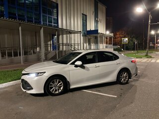 2021 Toyota Camry VIII (XV70), белый, 2300000 рублей, вид 1