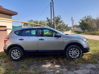 2013 Nissan Qashqai I Рестайлинг, серебристый, 1050000 рублей, вид 2