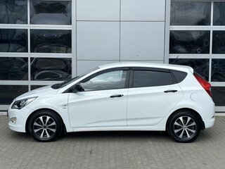 2015 Hyundai Solaris I Рестайлинг, белый, 900000 рублей, вид 4