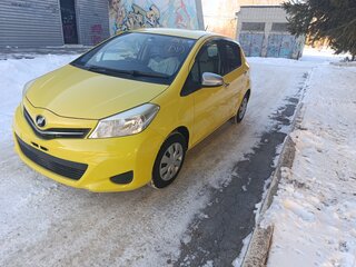 2013 Toyota Vitz III (XP130), жёлтый, 850000 рублей, вид 1