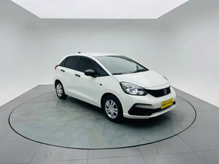 2022 Honda Fit IV Рестайлинг, белый, 841007 рублей, вид 3