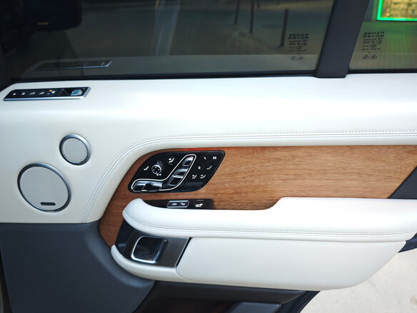 2018 Land Rover Range Rover IV Рестайлинг, бежевый, 7999908 рублей - вид 32