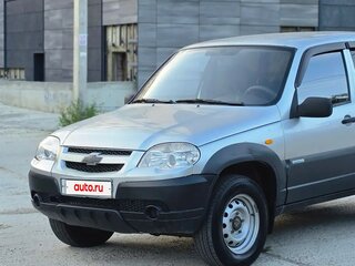 2011 Chevrolet Niva I Рестайлинг, серебристый, 320000 рублей, вид 2