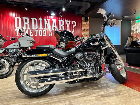 2023 Harley-Davidson Fat Boy, чёрный, 3300000 рублей, вид 3