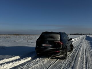 2021 Volkswagen Tiguan II Рестайлинг, чёрный, 5099999 рублей, вид 2