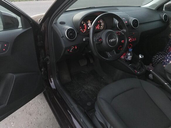 2011 Audi A1 I (8X), красный - вид 6