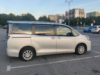 2017 Toyota Voxy III (R80), серебристый, 2500000 рублей, вид 3