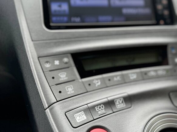 2012 Toyota Prius III Рестайлинг (XW30), серебристый, 1250000 рублей - вид 27