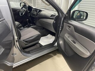 2017 Mitsubishi L200 V, серый, 1930000 рублей, вид 4