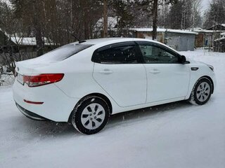 2017 Kia Rio III Рестайлинг, белый, 1400000 рублей, вид 3