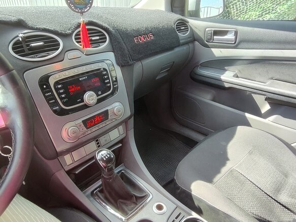 2011 Ford Focus II Рестайлинг, серебристый, 550000 рублей - вид 5