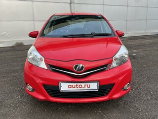 2011 Toyota Vitz III (XP130), красный, 790000 рублей, вид 2