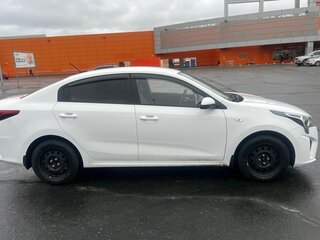 2021 Kia Rio IV Рестайлинг, белый, 1720000 рублей, вид 2