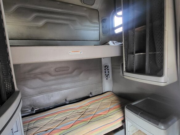 2002 Freightliner Columbia, красный, 1450000 рублей - вид 13