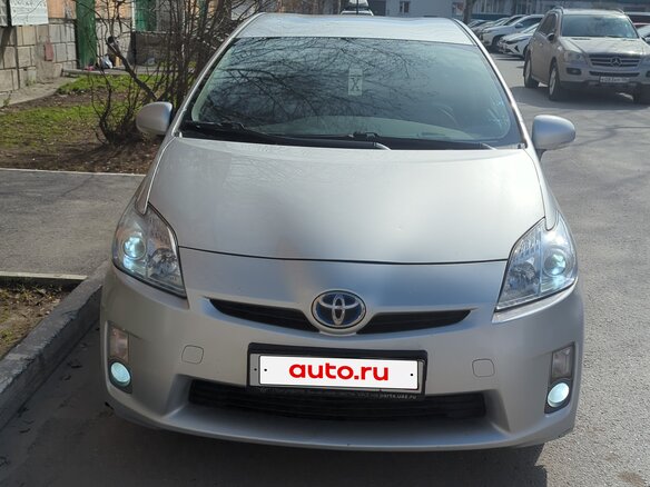 2010 Toyota Prius III (XW30), серебристый, 1250000 рублей