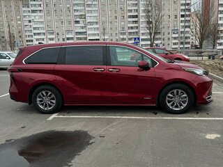 2021 Toyota Sienna IV, красный, 5900000 рублей, вид 1