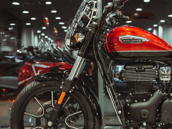 2026 Royal Enfield Meteor, красный, 528000 рублей - вид 12