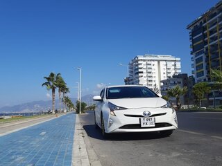 2016 Toyota Prius IV (XW50), белый, 1699999 рублей, вид 5