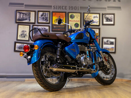 2025 Royal Enfield Classic 350, синий, 488000 рублей, вид 4