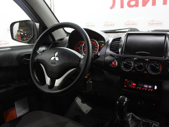 2013 Mitsubishi L200 IV, чёрный - вид 8
