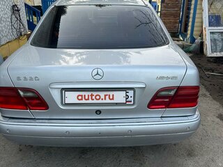 2001 Mercedes-Benz E-Класс 320 II (W210, S210) Рестайлинг, серебристый, 550000 рублей, вид 1
