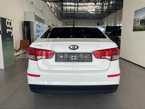 2016 Kia Rio III Рестайлинг, белый - вид 4