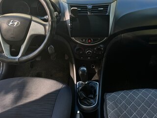 2014 Hyundai Solaris I Рестайлинг, серебристый, 550000 рублей, вид 4