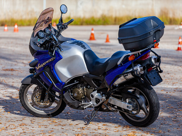2001 Honda XL1000V Varadero, синий, 500000 рублей - вид 2
