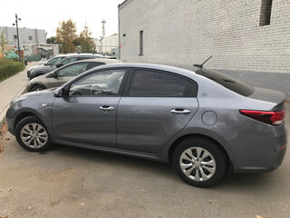 2018 Kia Rio IV, серый, 1550000 рублей, вид 4