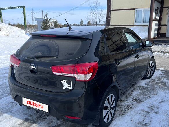 2015 Kia Rio III Рестайлинг, чёрный, 960000 рублей - вид 3
