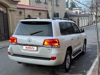 2021 Toyota Land Cruiser 200 Series Рестайлинг 2, белый, 10500000 рублей, вид 4