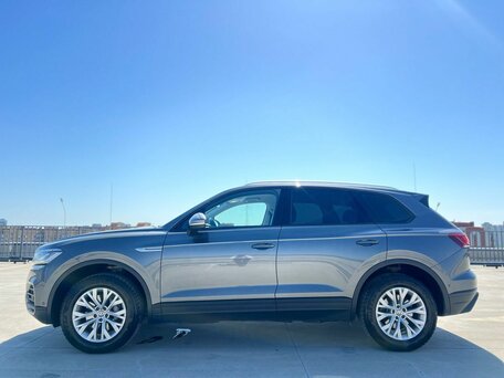 2019 Volkswagen Touareg III, серый, 3799000 рублей, вид 2