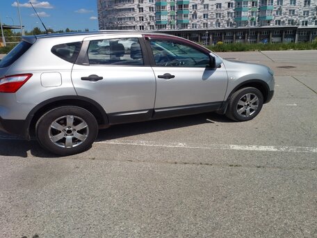 2013 Nissan Qashqai I Рестайлинг, серебристый, 750000 рублей, вид 5