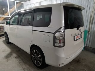 2010 Toyota Voxy II (R70) Рестайлинг, белый, 1568000 рублей, вид 4