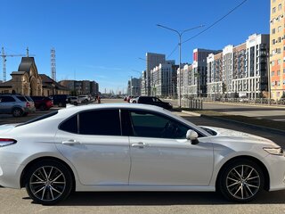 2021 Toyota Camry VIII (XV70) Рестайлинг, белый, 4100000 рублей, вид 2