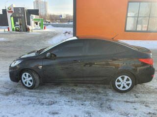 2013 Hyundai Solaris I, чёрный, 850000 рублей, вид 4