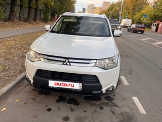 2014 Mitsubishi Outlander III Рестайлинг, белый, 1375000 рублей, вид 3