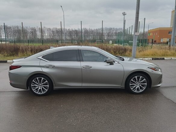 2020 Lexus ES 250 VII, серый, 4550000 рублей - вид 3