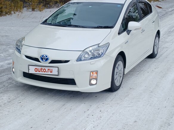 2011 Toyota Prius III Рестайлинг (XW30), белый, 990000 рублей