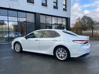 2020 Toyota Camry VIII (XV70), белый, 2700000 рублей, вид 3