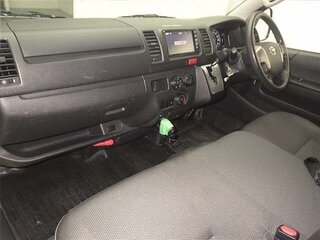 2020 Toyota HiAce H200 Рестайлинг, серебристый, 3850000 рублей, вид 4