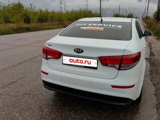 2016 Kia Rio III Рестайлинг, белый, 850000 рублей, вид 4