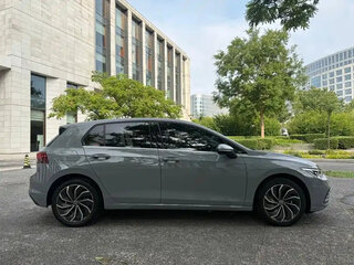2022 Volkswagen Golf VIII, серебристый, 1805000 рублей, вид 4