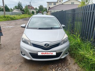 2013 Toyota Vitz III (XP130), серебристый, 1400000 рублей, вид 1