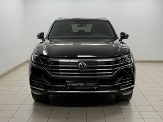 2018 Volkswagen Touareg III, чёрный, 4230000 рублей, вид 2