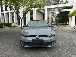 2022 Volkswagen Golf VIII, серебристый, 1805000 рублей, вид 3