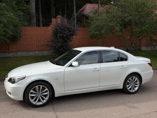 2009 BMW 5 серии 525xi V (E60/E61) Рестайлинг, белый, 1390000 рублей, вид 4