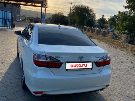 2015 Toyota Camry VII (XV50) Рестайлинг, белый, 2650000 рублей, вид 3